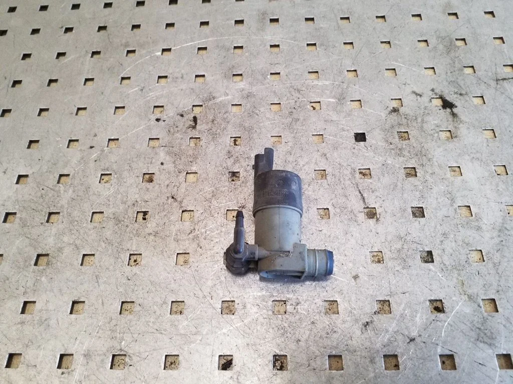 Klaasipesuvedeliku pump (klaaside) – Nissan Qashqai+2 (2008-2010)