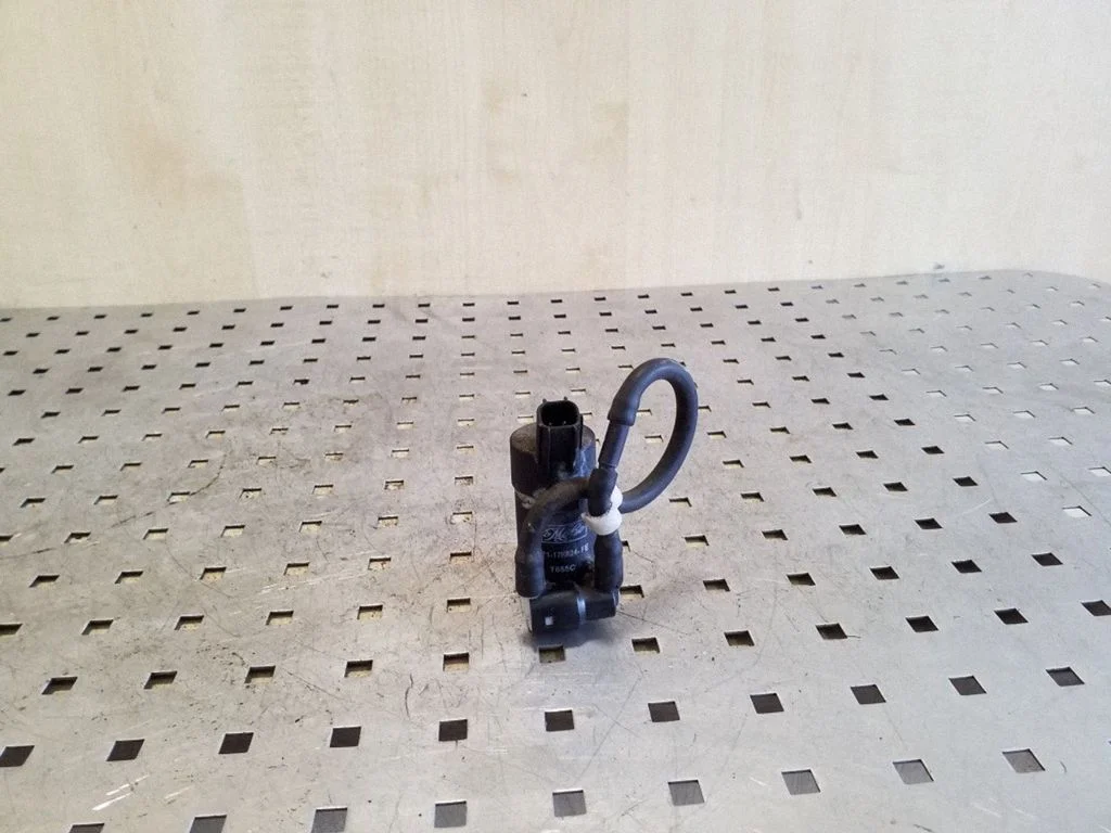 Windscreen/windshield washer pump – Volvo V50 (2008-2012)