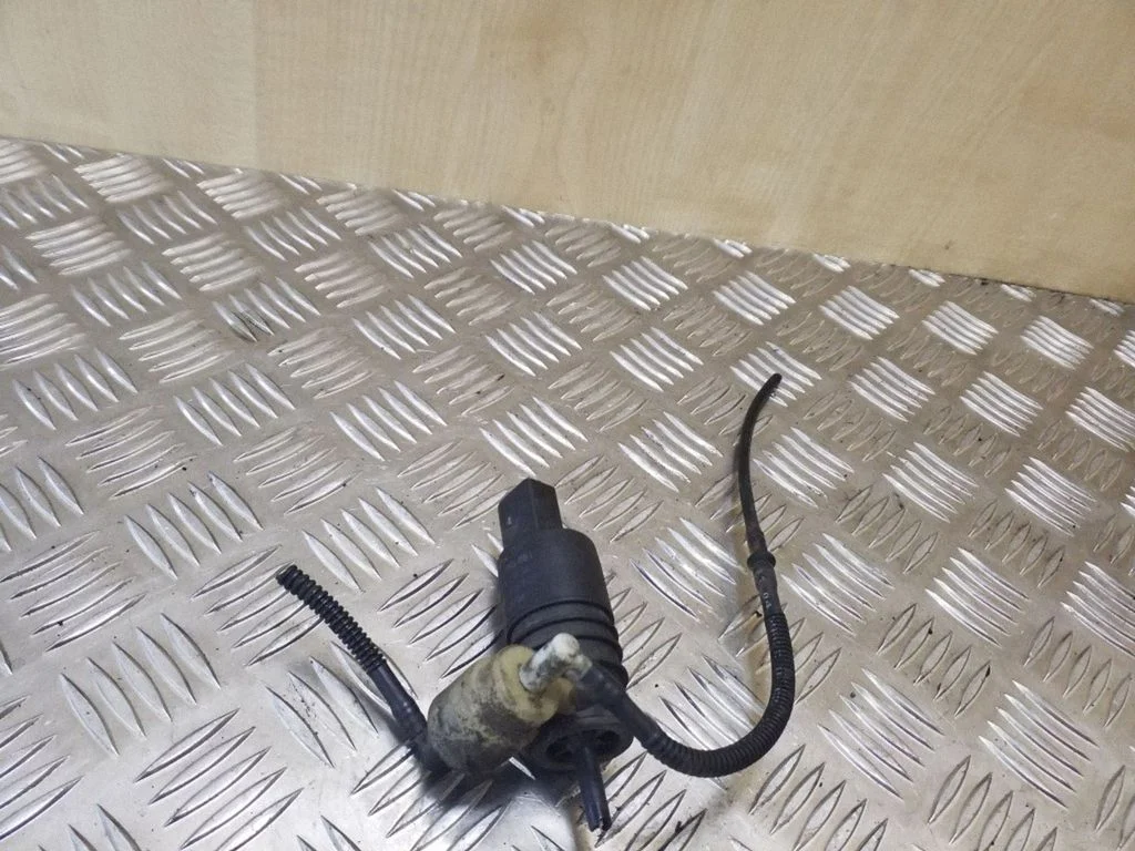 Klaasipesuvedeliku pump (klaaside) 1J6955651