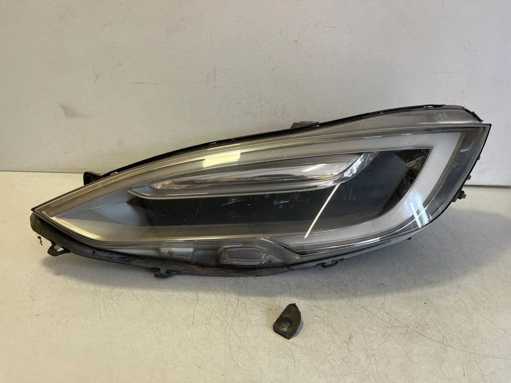 Headlight/headlamp 105817300B – Tesla Model S (2012-)