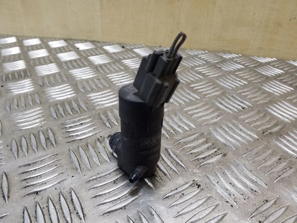 Klaasipesuvedeliku pump (klaaside) 1S7117K624DD – Volvo S80 (2007-2013)
