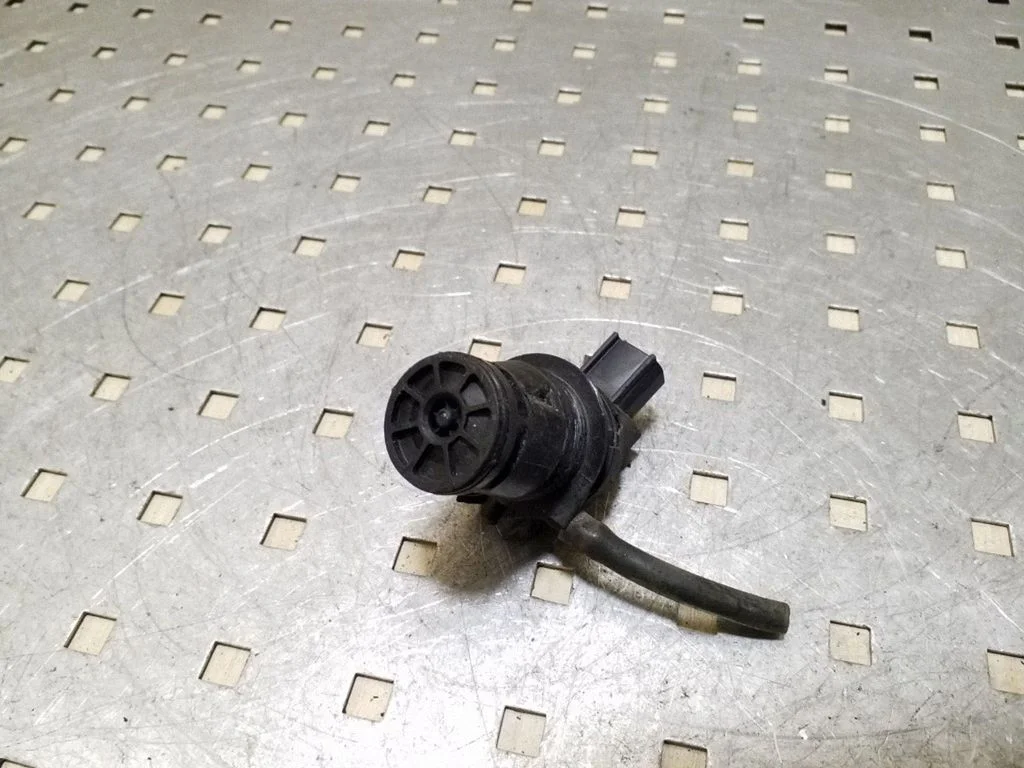 Klaasipesuvedeliku pump (klaaside) – Toyota RAV 4 (XA30) (2006-2016)