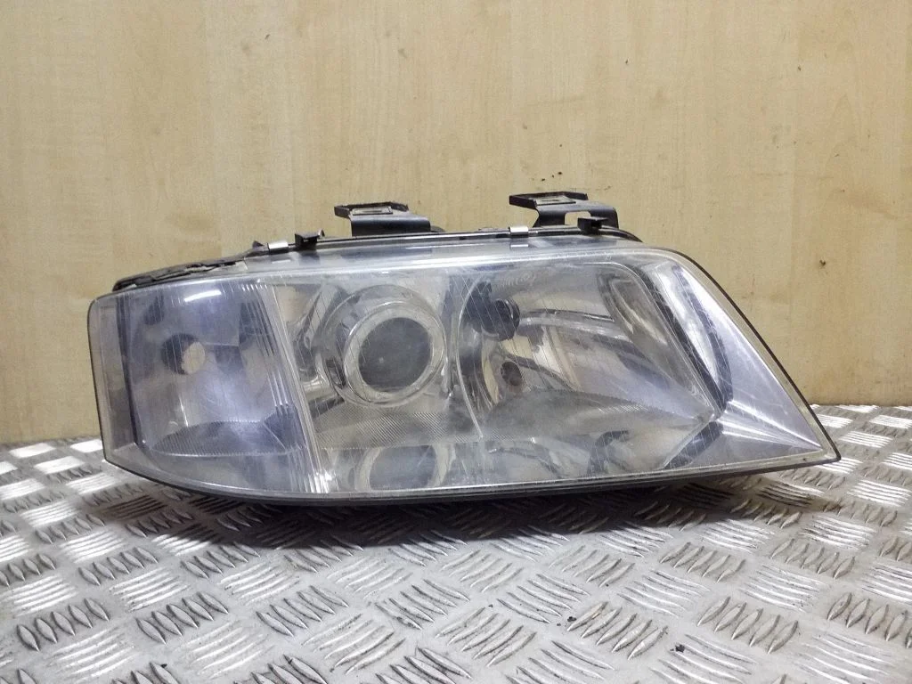 Headlight/headlamp – right
