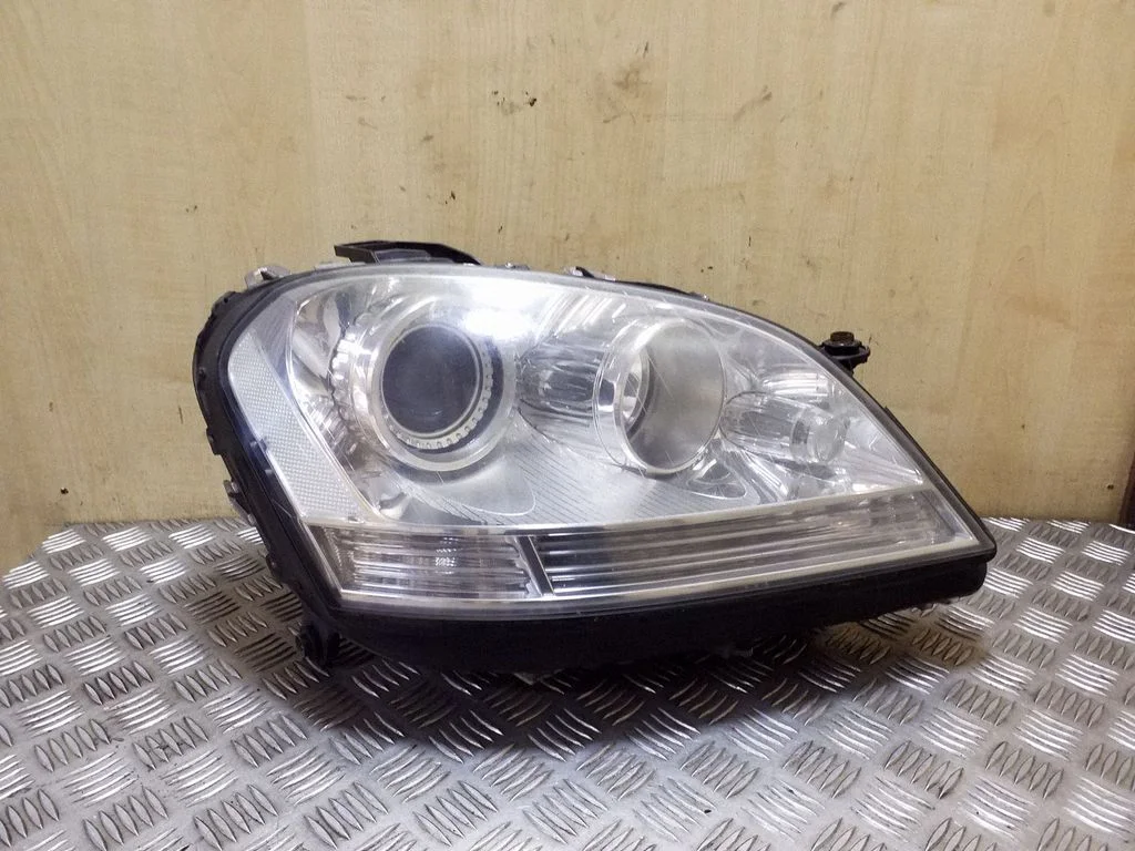 Headlight/headlamp – right