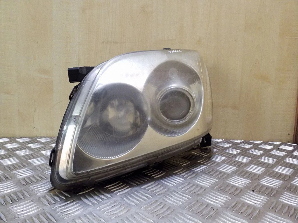 Headlight/headlamp – left