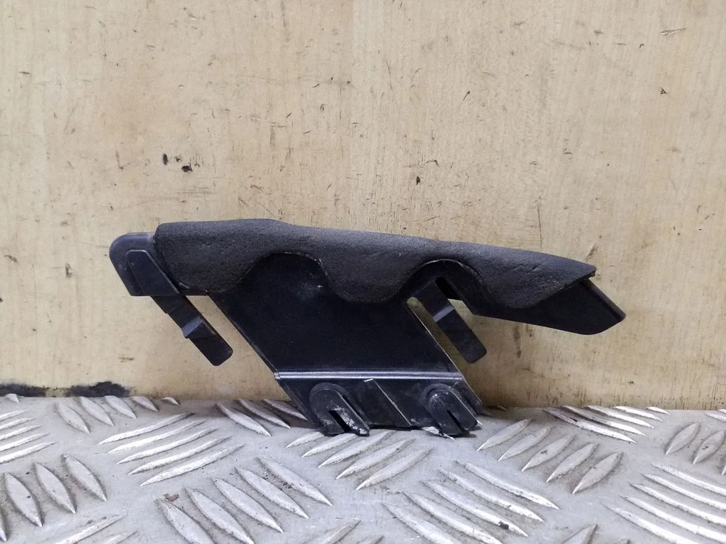 Esitule osa 63122JD00A – Nissan Qashqai+2 (2008-2010)