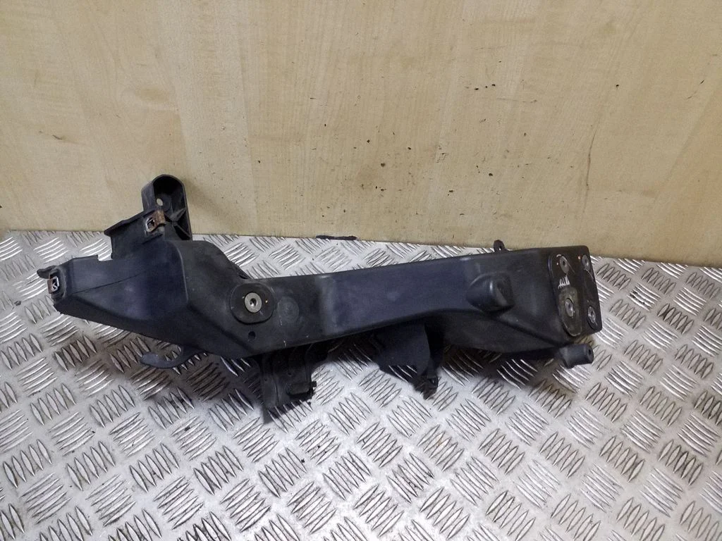 Esitule kinnitusklamber 10583RH