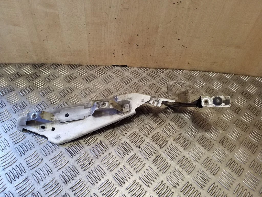 Headlight/headlamp mounting bracket 016690F05
