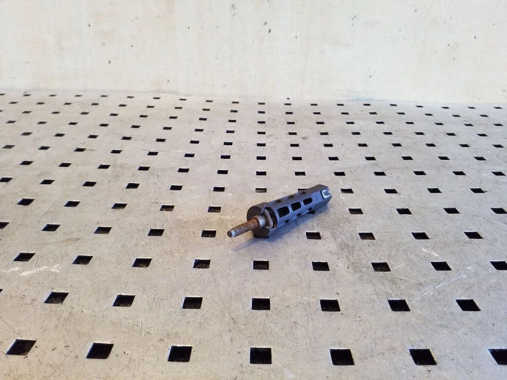Headlight/headlamp mounting bracket