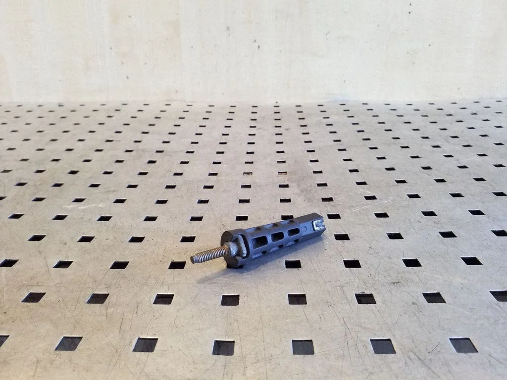 Headlight/headlamp mounting bracket