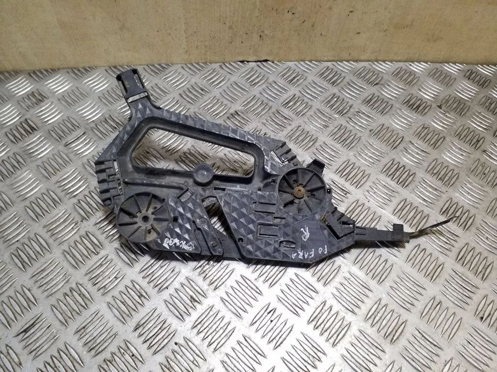 Esitule kinnitusklamber – Skoda Octavia Mk2 (1Z) (2004-2013)