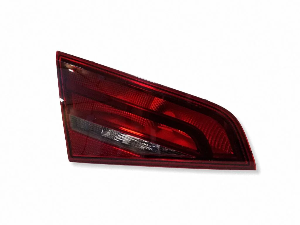 Tailgate rear/tail lights 8V4945093
