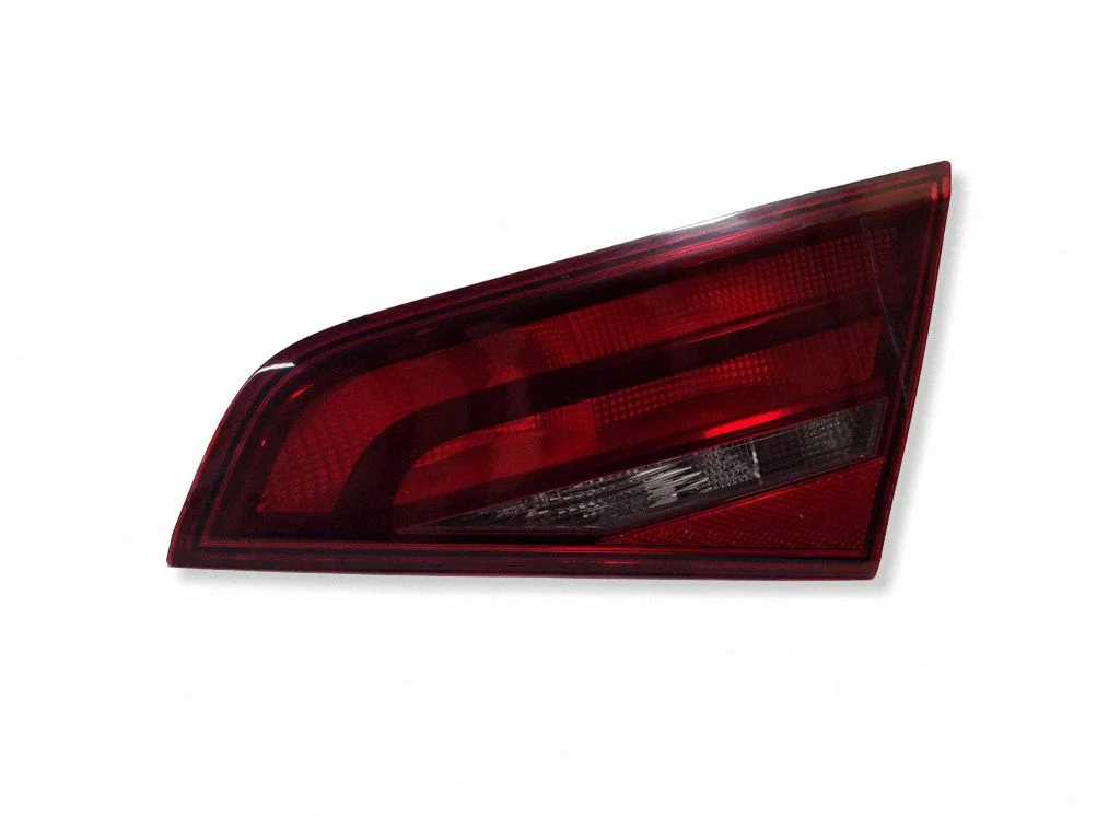 Tailgate rear/tail lights 8V4945094