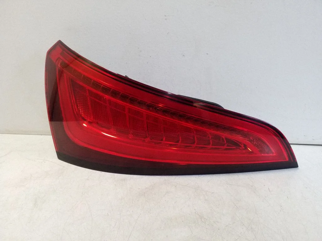 Tailgate rear/tail lights 8R0945093C