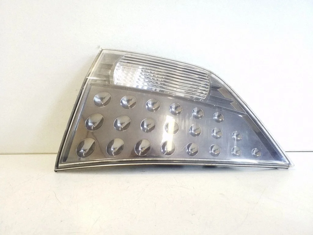 Tailgate rear/tail lights A046017