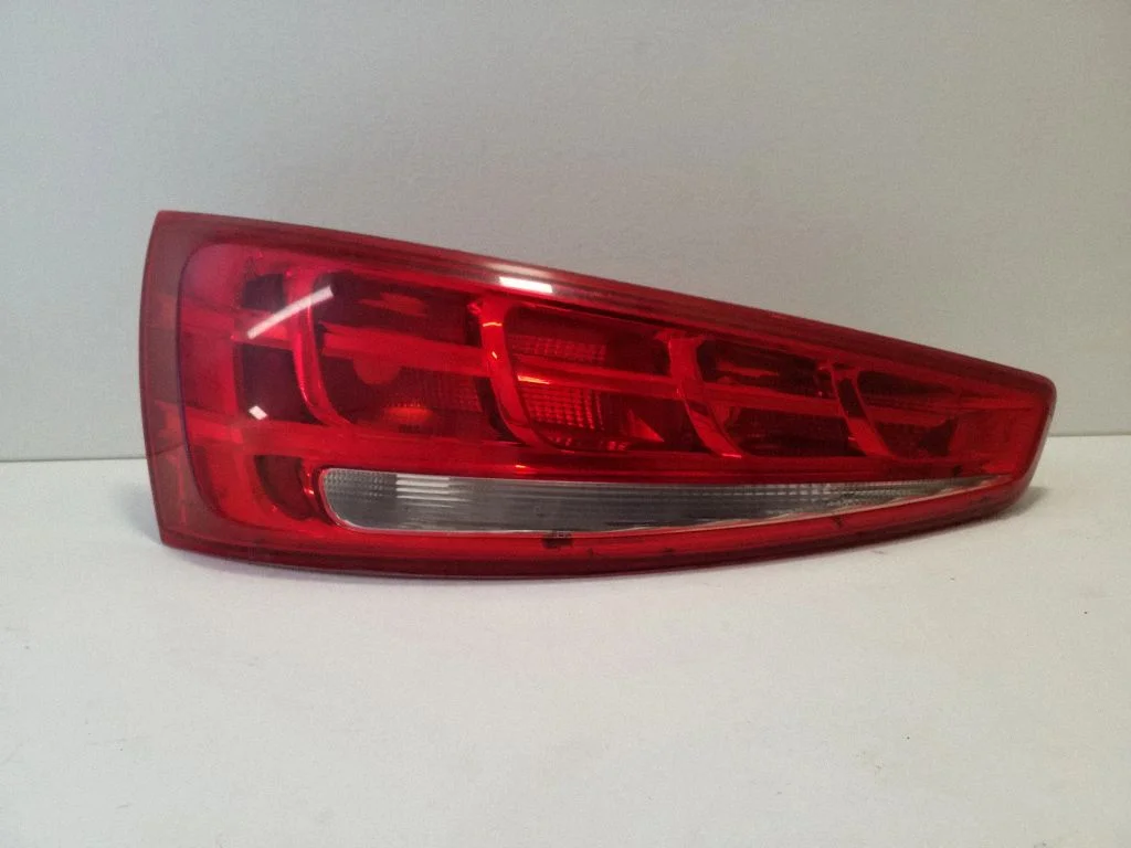 Tailgate rear/tail lights 8U0945093