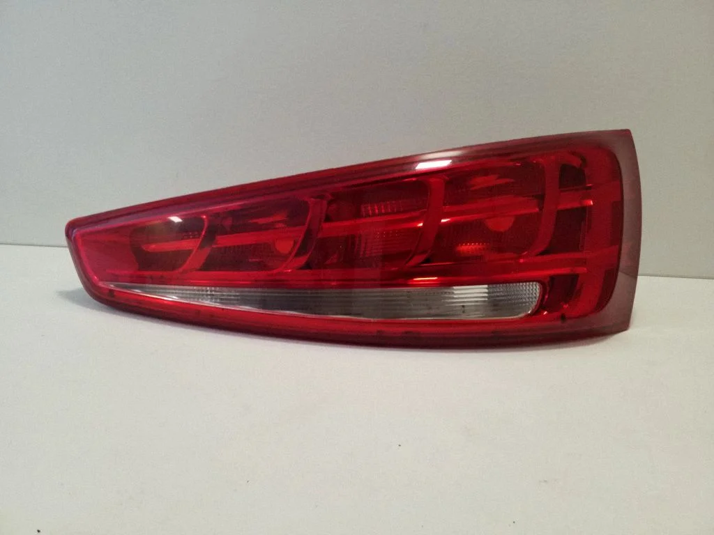 Tailgate rear/tail lights 8U0945094