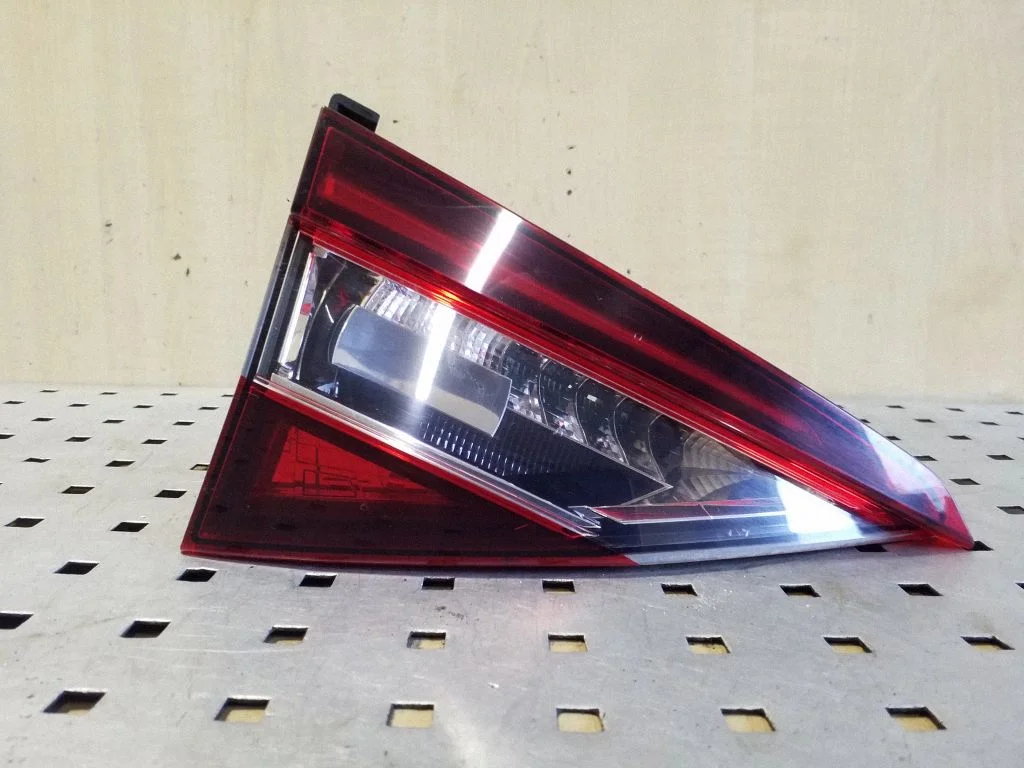 Tailgate rear/tail lights 3V9945307