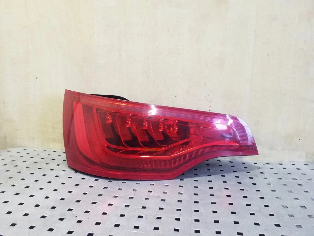 Tailgate rear/tail lights 4L0945093F