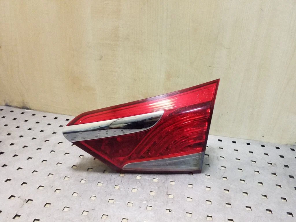 Tailgate rear/tail lights 924043Z001