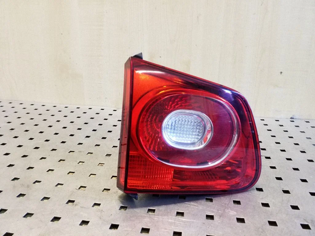 Lampa tylna w klapie – Volkswagen Tiguan (2007-2016)