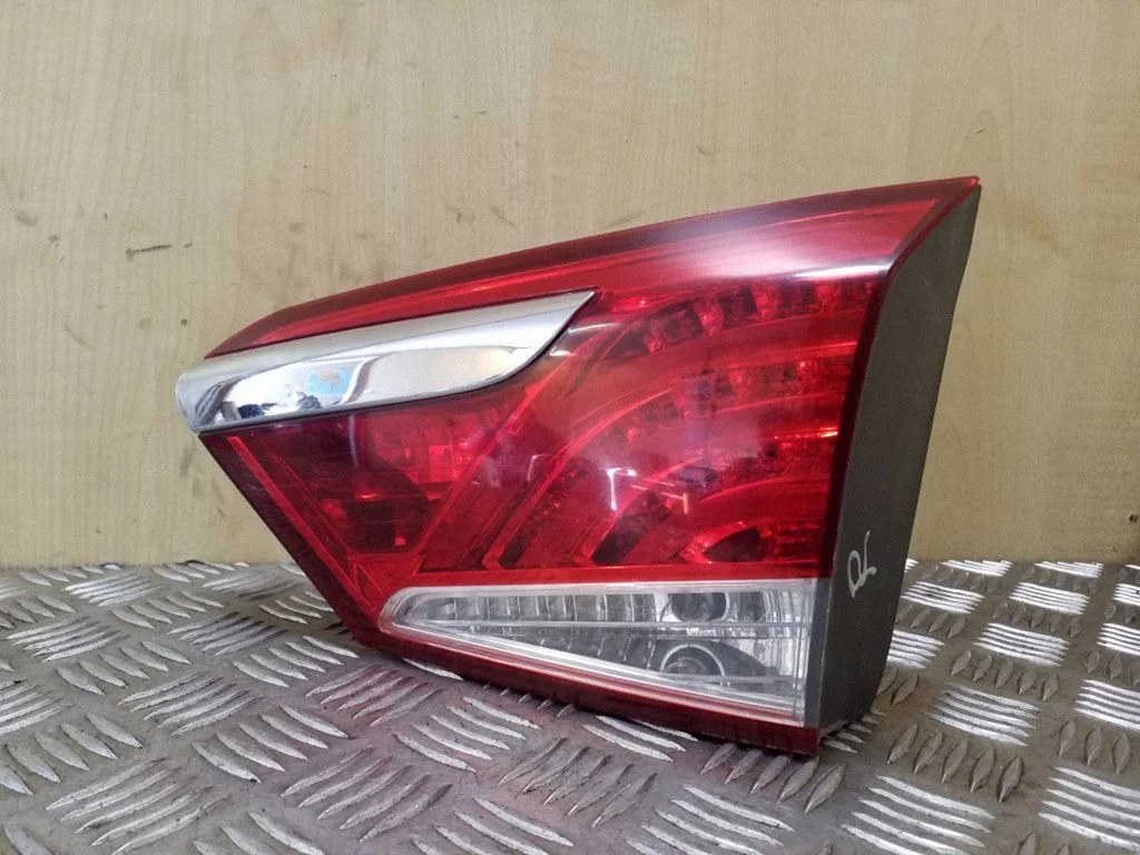Tailgate rear/tail lights 924043Z001