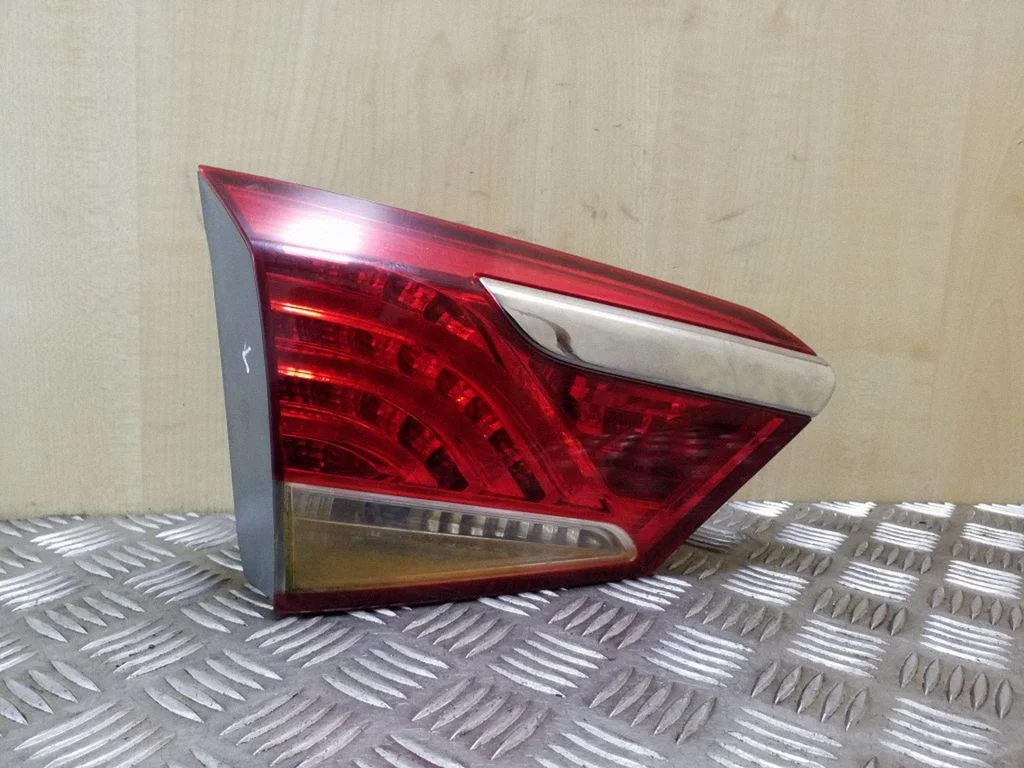 Tailgate rear/tail lights 924033Z001