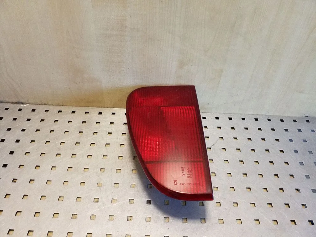 Tailgate rear/tail lights – right