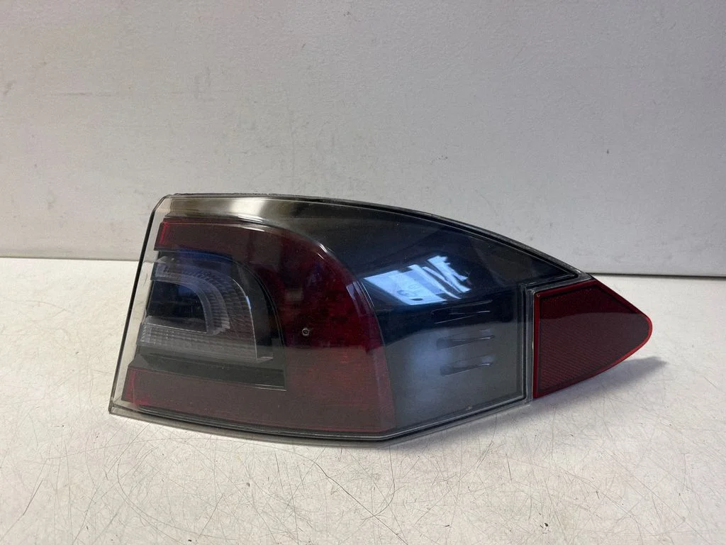 Rear/tail lights 600592100D – Tesla Model S (2012-)