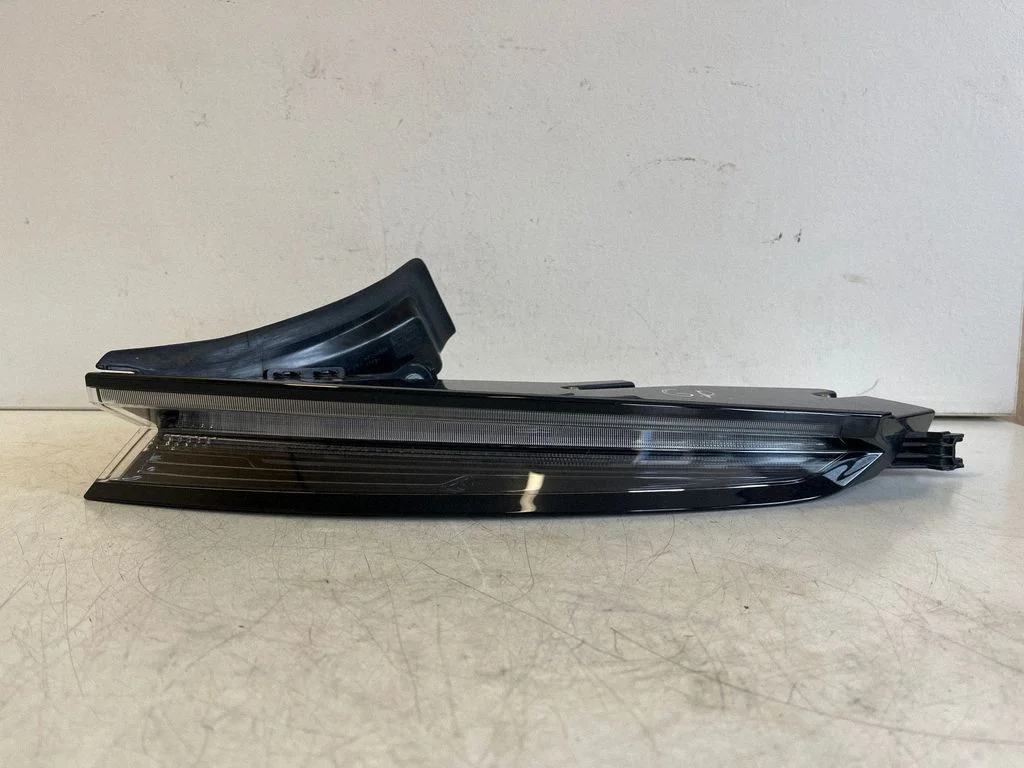 Aizmugurējais lukturis virsbūvē – Porsche Taycan 9J1 (2019-)
