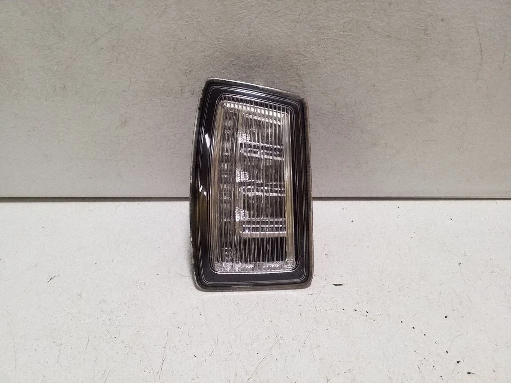 Lampa tylna w błotniku 8X0945095