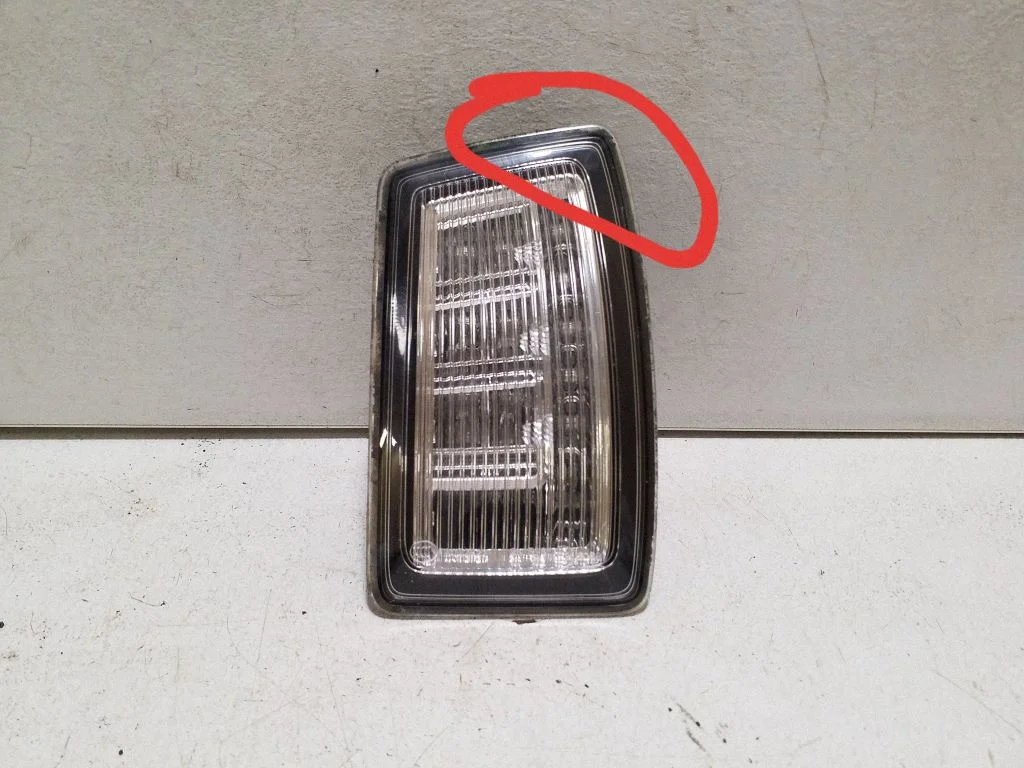 Lampa tylna w błotniku 8X0945096