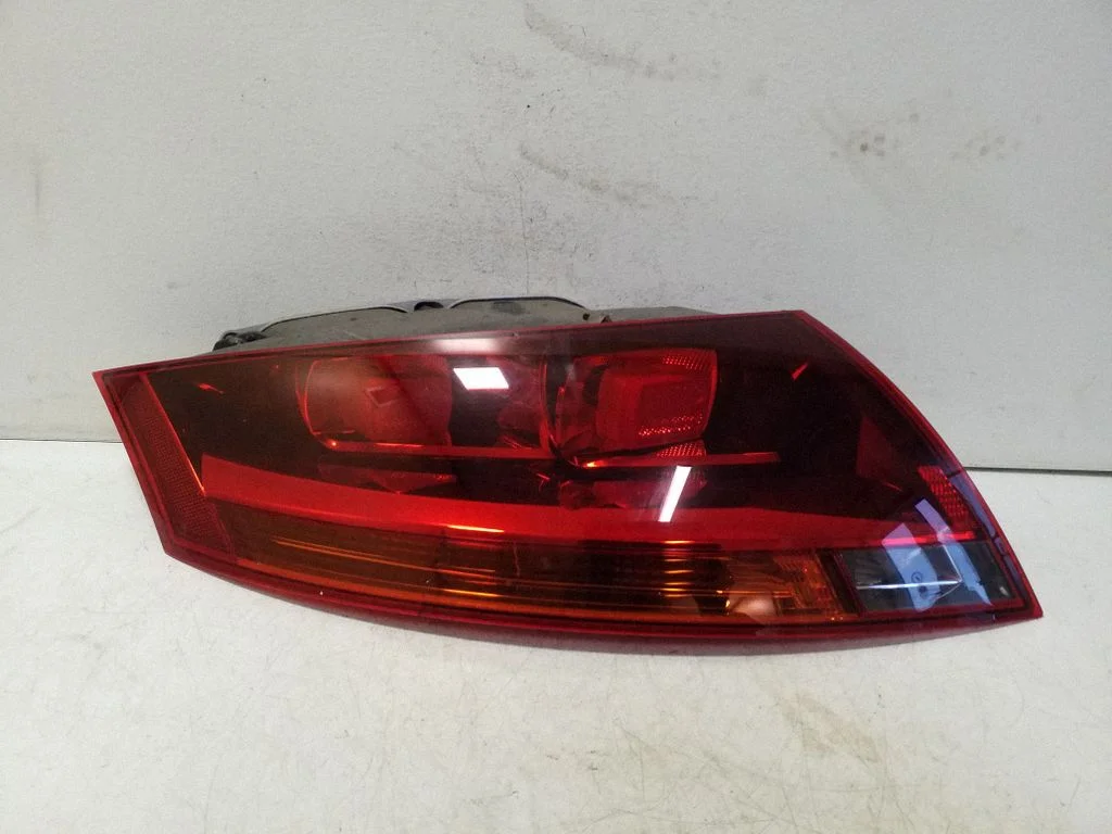 Lampa tylna w błotniku 8J0945095C