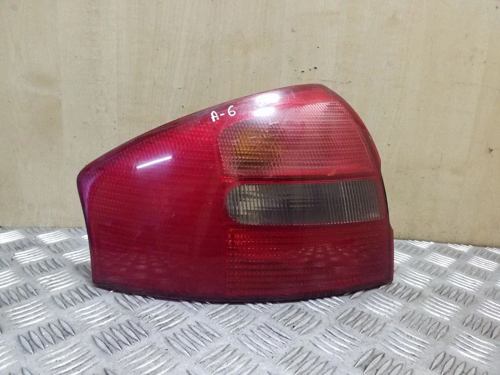 Lampa tylna w błotniku 4B5945095B – Audi A6 S6 C5 4B (1997-2005)