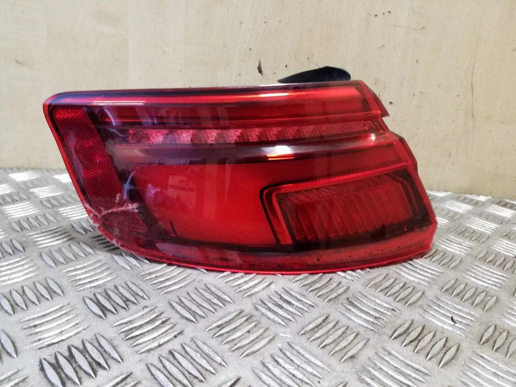 Rear/tail lights 8V4945091