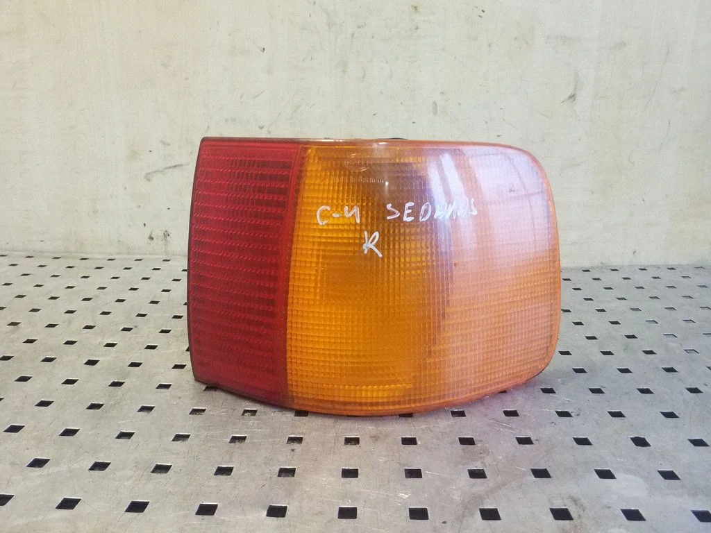Lampa tylna w błotniku 4A5945096