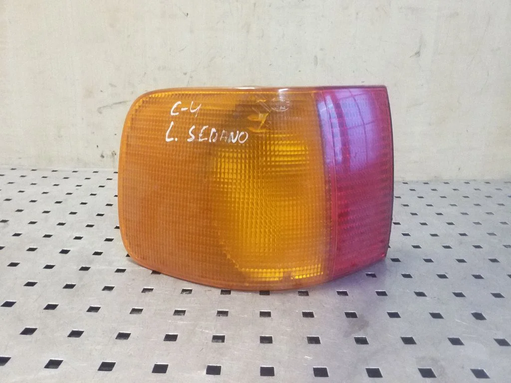 Lampa tylna w błotniku 4A5945095