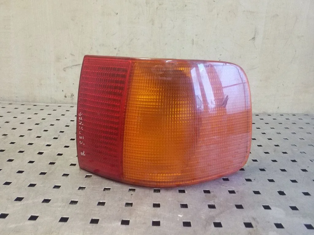 Lampa tylna w błotniku 4A5945096