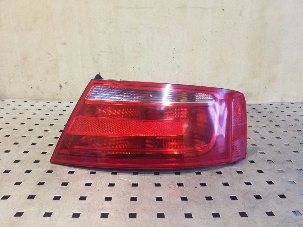 Lampa tylna w błotniku 8T0945096