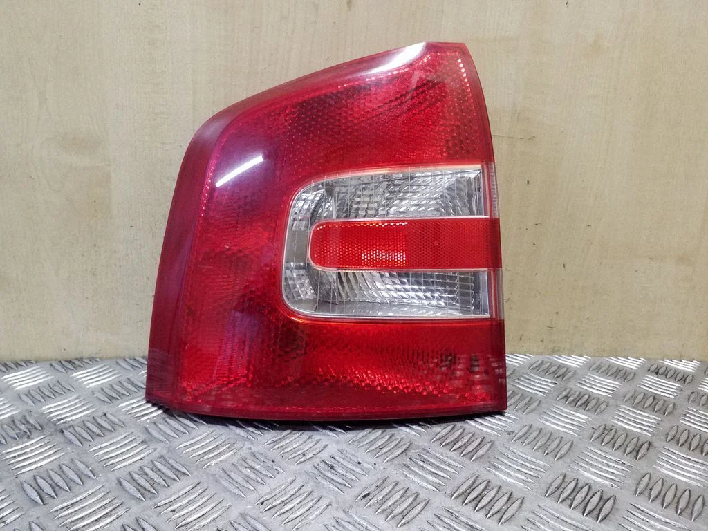Rear/tail lights 1Z9945095