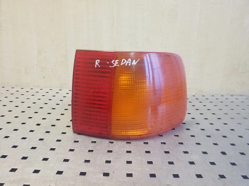 Lampa tylna w błotniku 4A5945096