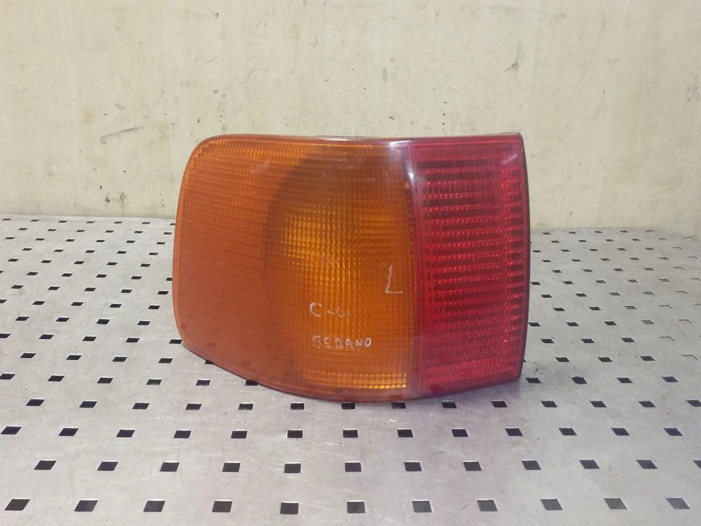 Lampa tylna w błotniku 4A5945095