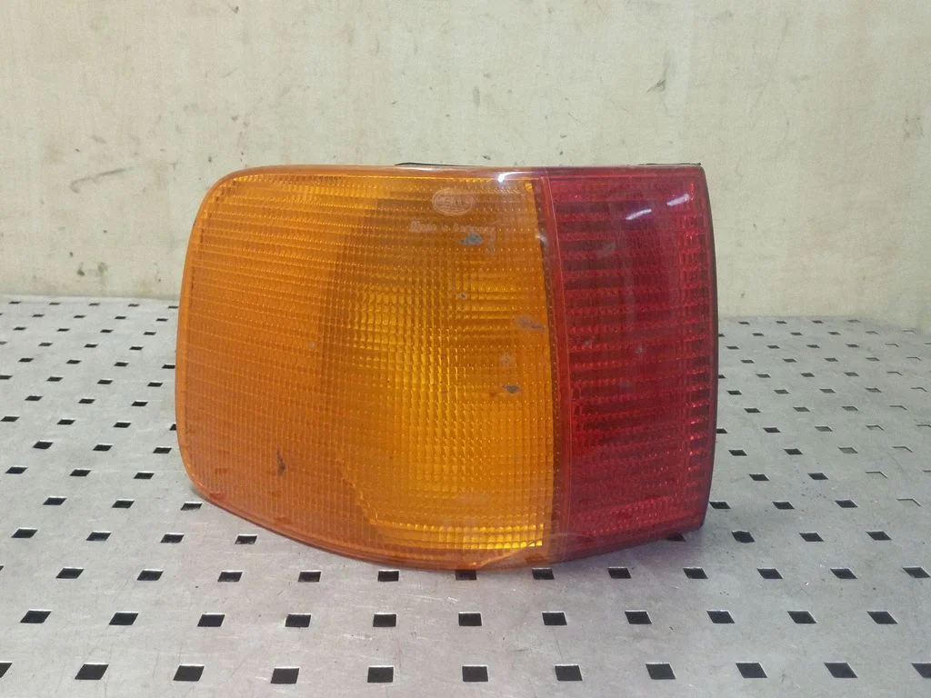 Lampa tylna w błotniku 4A5945095