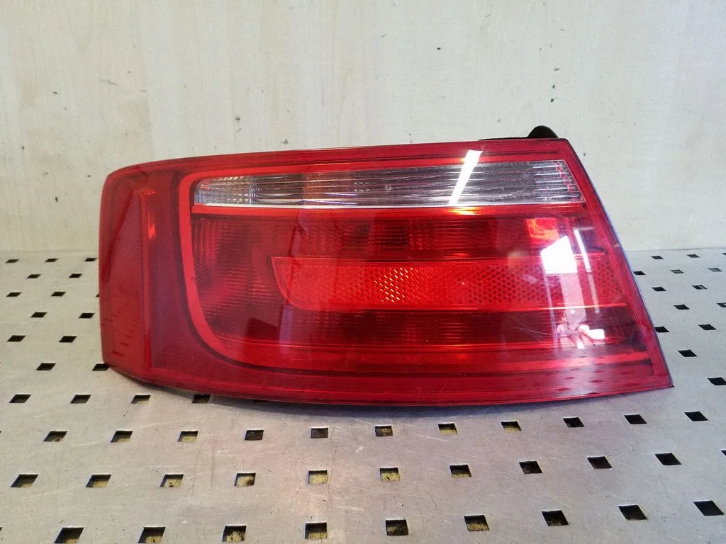 Rear/tail lights 8T0945095