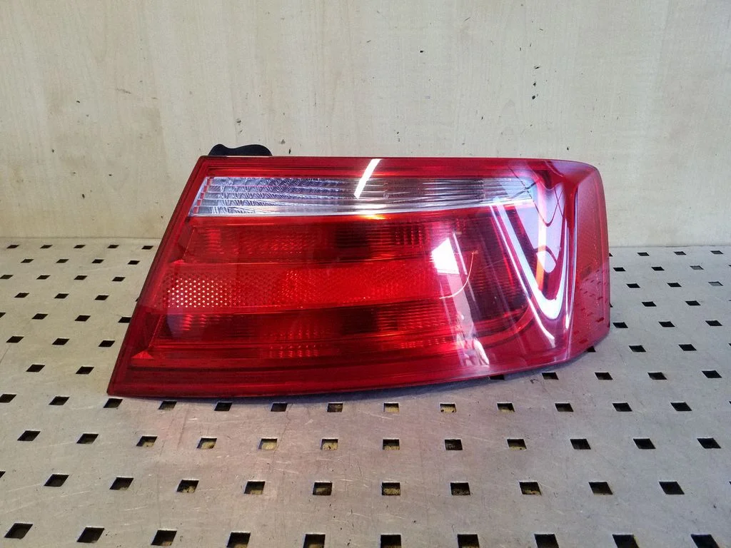 Rear/tail lights 8T8945096E