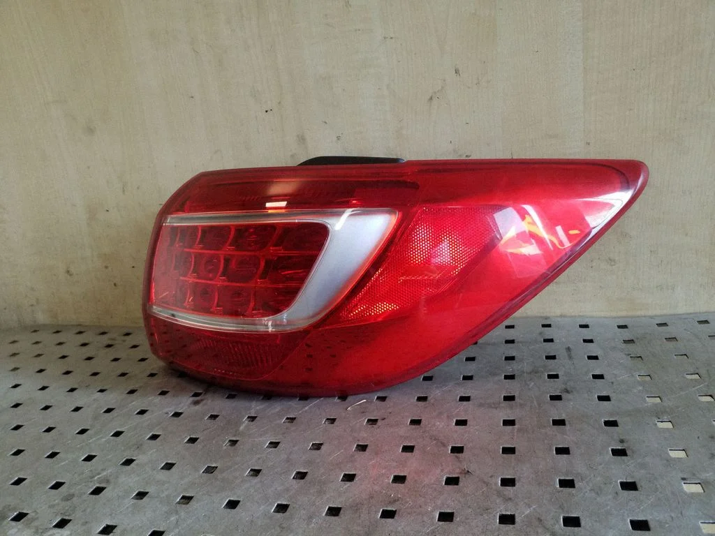 Lampa tylna w błotniku 924023W0