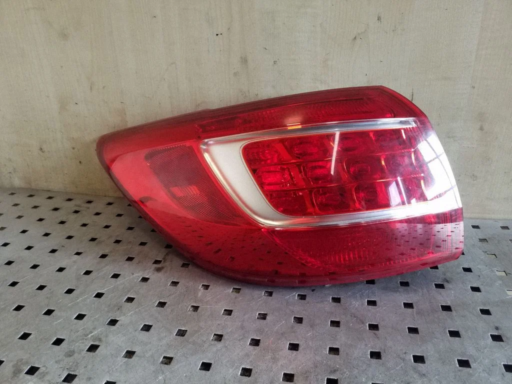 Lampa tylna w błotniku 924013W0