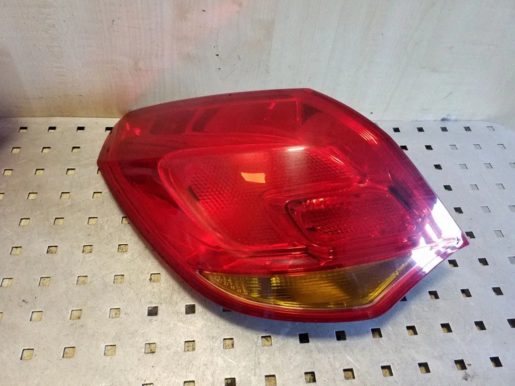Rear/tail lights – left