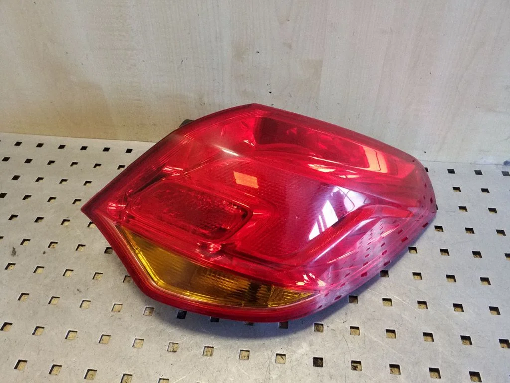 Rear/tail lights – right