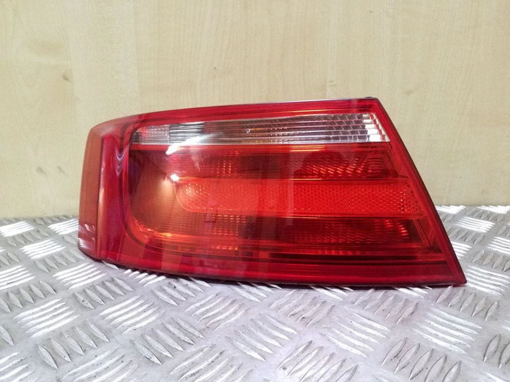 Rear/tail lights 8T0945095